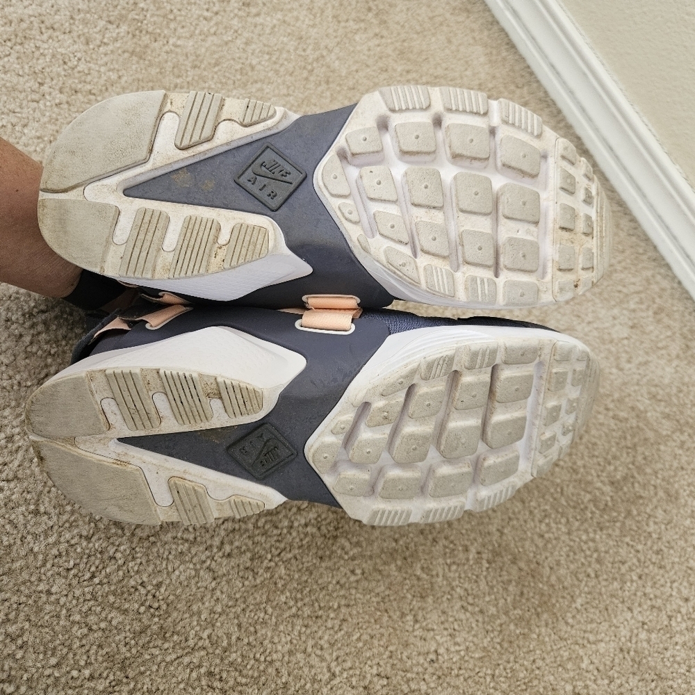 Nike Air Huarache City LowLight Carbon (Women's) 9 - Picture 2 of 7